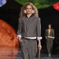 Di bawah kubah Grand Palais nan legendaris yang telah disulap bak planetarium , rumah mode Chanel menandai era baru dengan debut Matthieu Blazy sebagai direktur kreatif koleksi fashion. Peragaan Chanel Spring-Summer 2026 dibuka dengan siluet maskulin: kemeja dan celana panjang, terinspirasi dari Boy Capel, kekasih sang pendiri, Gabrielle ‘Coco’ Chanel. (Foto: Victor VIRGILE/Gamma-Rapho via Getty Images)