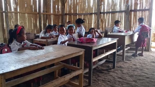 Kondisi SD Paralel Lailara di Desa Praibakul, Kecamatan Katala Hamu Lingu, Kabupaten Sumba Timur, NTT, sangat memprihatinkan. (Dok. Melkianus Paratu) Kondisi SD Paralel Lailara di Desa Praibakul, Kecamatan Katala Hamu Lingu, Kabupaten Sumba Timur, NTT, sangat memprihatinkan. (Dok. Melkianus Paratu)