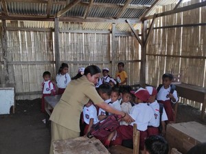 Potret SD di Sumba Timur: Berdinding Bambu, Lantai Tanah, Buku Pinjaman