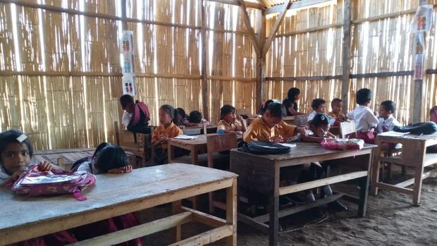 Kondisi SD Paralel Lailara di Desa Praibakul, Kecamatan Katala Hamu Lingu, Kabupaten Sumba Timur, NTT, sangat memprihatinkan. (Dok. Melkianus Paratu) Kondisi SD Paralel Lailara di Desa Praibakul, Kecamatan Katala Hamu Lingu, Kabupaten Sumba Timur, NTT, sangat memprihatinkan. (Dok. Melkianus Paratu)