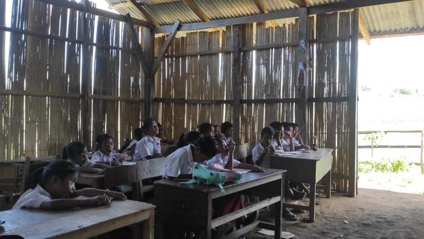 Kondisi SD Paralel Lailara di Desa Praibakul, Kecamatan Katala Hamu Lingu, Kabupaten Sumba Timur, NTT, sangat memprihatinkan. (Dok. Melkianus Paratu) Kondisi SD Paralel Lailara di Desa Praibakul, Kecamatan Katala Hamu Lingu, Kabupaten Sumba Timur, NTT, sangat memprihatinkan. (Dok. Melkianus Paratu)