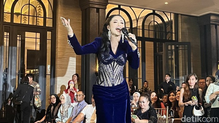 Krisdayanti saat menghibur penonton di Intimate Concert, Magical Soiree di Plataran Borobudur, Magelang, Sabtu (8/11/2025).