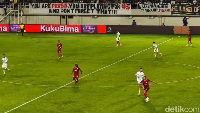 Pertandingan Persis vs PSIM di Stadion Manahan, Solo, Sabtu (8/11/2025).
