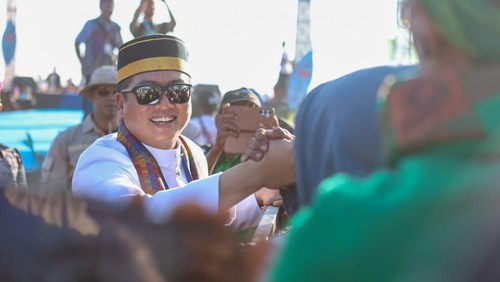 Gubernur NTB Lalu Muhamad Iqbal mengenakan pakaian khas Bima. (Dok. Tim Iqbal-Dinda).