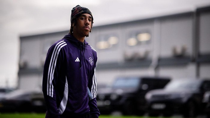 MANCHESTER, ENGLAND - NOVEMBER 05: (EXCLUSIVE COVERAGE) Leny Yoro of Manchester United arrives ahead of a first team training session at Carrington Training Ground on November 05, 2025 in Manchester, England. (Photo by Ash Donelon/Manchester United via Getty Images)