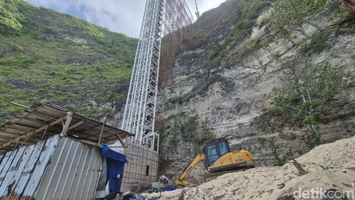 Kondisi terkini proyek lift kaca di Pantai Kelingking, Nusa Penida seusai disetop sementara.