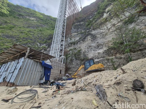 Kondisi terkini proyek lift kaca di Pantai Kelingking, Nusa Penida seusai disetop sementara.