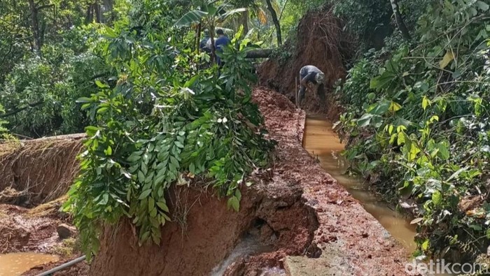 Longsor terjadi di sejumlah titik di Kabupaten Ciamis.