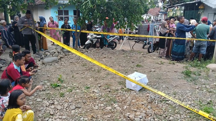 Jenazah bayi perempuan yang ditemukan di sungai Desa Kertosono, Kecamatan Gading, Kabupaten Probolinggo yang dievakuasi dalam kardus dan tas plastik putih
