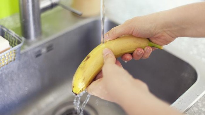 Mencuci pisang