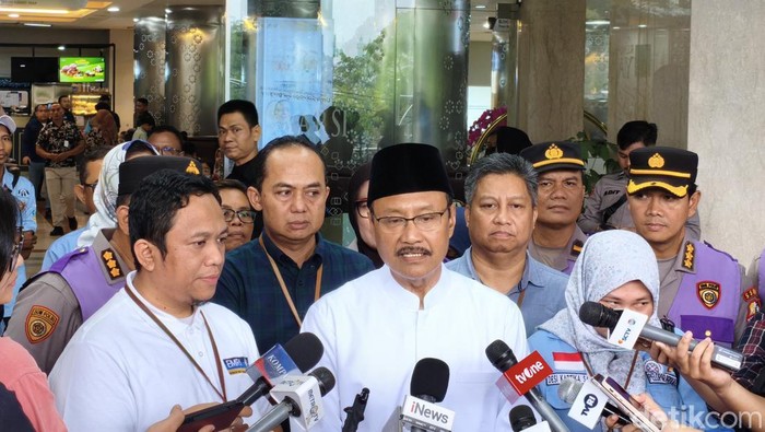 Mensos Gus Ipul menjenguk korban ledakan SMAN 72 Jakarta yang dirawat di Rumah Sakit Yarsi.