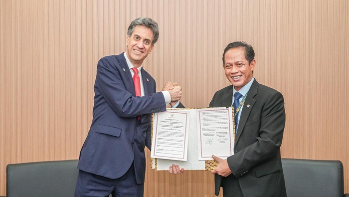 Menteri LH Hanif Faisol Nurofiq meneken (MoU) terkait perubahan iklim dengan Inggris di Belem, Brasil. (Dok. Kementerian Lingkungan Hidup)