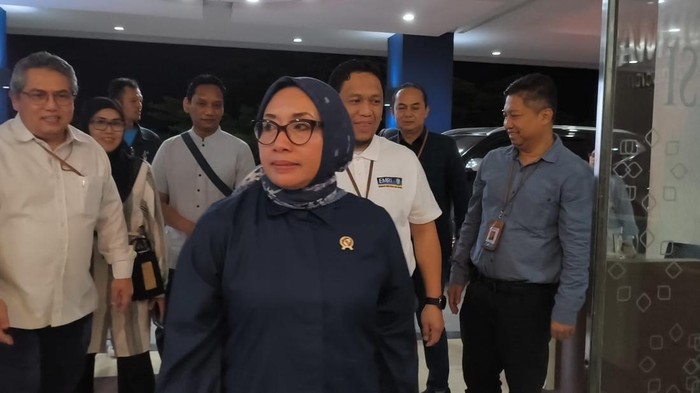 Menteri PPPA Arifatul Choiri Fauzi mendatangi SMAN 72 Jakarta untuk berdiskusi dengan pihak sekolah soal persiapan kegiatan belajar mengajar awal pekan depan. (Kurniawan/detikcom)