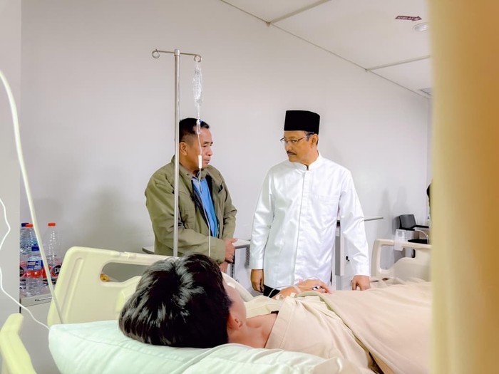 Menteri Sosial Saifullah Yusuf atau Gus Ipul menjenguk para korban ledakan SMAN 72 Jakarta Utara yang masih menjalani perawatan di Rumah Sakit Yarsi, Cempaka Putih, Jakarta Pusat, Sabtu (8/11/2025).