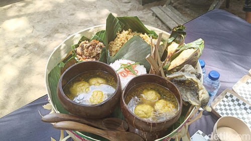 Tampilan menu lawar dari bulung dan berbagai hasil laut milik STT Sindhu Putra dalam Lomba Ngelawar di Sanur Village Festival 2025 di Muntig Siokan, Denpasar, Sabtu (8/11/2025).