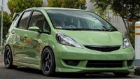 Honda Jazz berwarna sage green ini mengusung gaya Spoon Sports oriented. Hampir seluruh elemen eksterior hingga engine bay dikustom menggunakan komponen Spoon — mulai dari velg, muffler, big brake kit, lugnut, spoiler, hingga berbagai cover pada mesin. Foto: dok. Honda Prospect Motor
