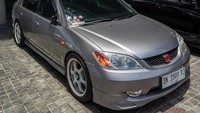 Honda Civic dari Bali tampil sporty dengan aerodynamic kit OEM RX series, dilengkapi talang air Honda Access dan side marker belakang. Set kaki-kaki diperkuat melalui velg Advan RG1 R17 dan front BBK AP Racing dengan rotor 300mm, serta coilover yang membantu kestabilan. Foto: dok. Honda Prospect Motor