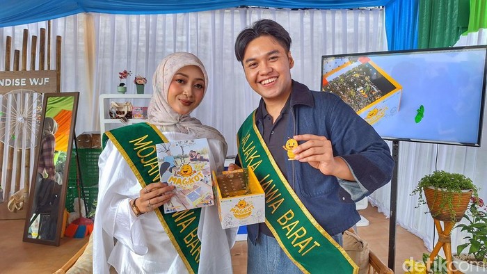 Mojang Jajaka Jawa Barat 2025, Dilpa Nur Saputra dan Nela Dahlia saat talkshow di event West Java Festival (WJF) 2025 di Kiara Artha Park, Kota Bandung, Sabtu (8/11/2025).