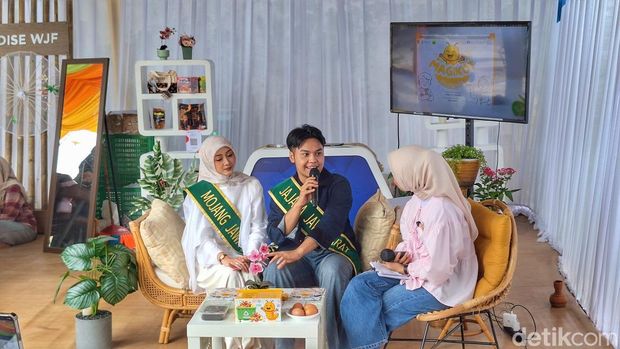 Mojang Jajaka Jawa Barat 2025, Dilpa Nur Saputra dan Nela Dahlia saat talkshow di event West Java Festival (WJF) 2025 di Kiara Artha Park, Kota Bandung, Sabtu (8/11/2025). Mojang Jajaka Jawa Barat 2025, Dilpa Nur Saputra dan Nela Dahlia saat talkshow di event West Java Festival (WJF) 2025 di Kiara Artha Park, Kota Bandung, Sabtu (8/11/2025).