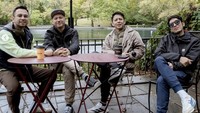 Artis 48 tahun ini belum lama liburan bareng The Dudas-1 ke New York, Amerika Serikat. Mereka menikmati banyak momen di sana, termasuk ngopi dengan pemandangan danau yang asri ini. Foto: Instagram desta80s