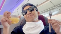 Desta memang sering mengabadikan momen traveling. Kali ini ia memamerkan hidangan enak dan segelas jus jeruk yang disantapnya di pesawat. Foto: Instagram desta80s