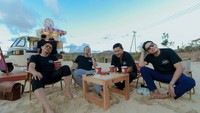 Di Mandalika, Lombok, Desta bareng The Dudas-1 menikmati kopi di pinggir pantai. Agenda mereka ternyata tak hanya touring motor saja, tapi juga eksplor pariwisata setempat. Foto: Instagram desta80s