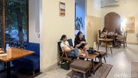 Suasana kafenya juga nyaman dan homey. Ada beberapa area tempat duduk bergaya sofa yang bikin makin betah nongkrong lama di sini. Foto: Detikcom / Atiqa Rana