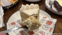 Salah satu yang tidak boleh dilewatkan yaitu Keik Teh Jawa ini (Rp 28.000/slice). Basisnya sponge cake yang lembut dan fluffy. Lalu diberi tambahan teh Solo, Jawa Tengah di adonannya. Jadi ada sentuhan rasa teh dan sepat yang khas. Foto: Detikcom / Atiqa Rana