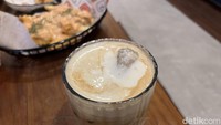 Sebagai pelengkap makan dessert, bisa memesan minuman olahan kopi susu yaitu Sea Salt Latte mereka (Rp 32.000). Rasa kopinya manis, dengan sentuhan rasa pahit kopi dan krim yang agak sedikit gurih. Foto: Detikcom / Atiqa Rana