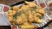  Kalau mau ngemil yang gurih-gurih lagi, bisa pesan Animal Fries ini (Rp 35.000). Kentang gorengnya diberi lumuran saus creamy dan tambahan keju mozzarella lumer loh. Foto: Detikcom / Atiqa Rana