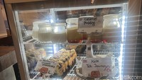 Tak hanya roti-rotian, beberapa macam dessert dingin juga ditampilkan pada etalase kulkas. Pilihannya tak kalah menarik, ada cake, pudding, tiramisu, sampai cheesecake kekinian nih. Harganya mulai dari Rp 25 ribuan saja. Foto: Detikcom / Atiqa Rana