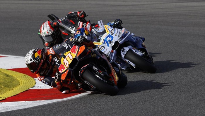 MotoGP - Portuguese Grand Prix - Algarve International Circuit, Portimao, Portugal - November 8, 2025 Red Bull KTM Factory Racings Pedro Acosta and BK8 Gresini Racing MotoGPs Alex Marquez in action during the sprint race REUTERS/Marcelo Del Pozo