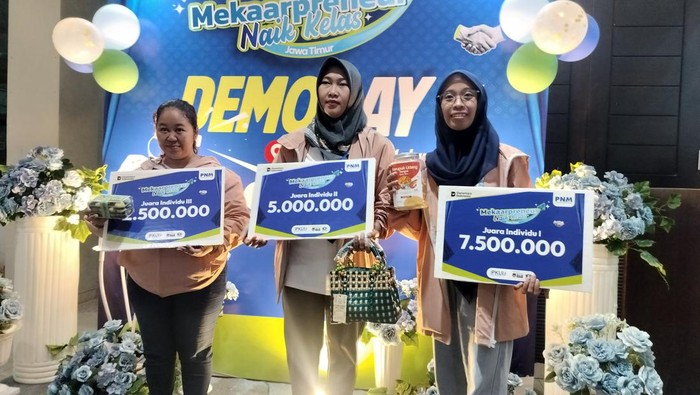 Nasabah Mekar sukses kembangkan usaha mereka dan Kepala Divisi Pengembangan Usaha PNM, Otto Wibisono