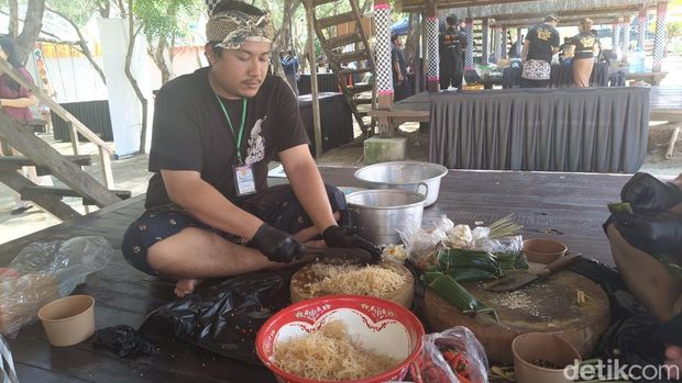 Para Yowana saat mengikuti Lomba Ngelawar di Sanur Village Festival 2025 yang berlokasi di Muntig Siokan, Denpasar, Bali pada Sabtu (8/11/2025).