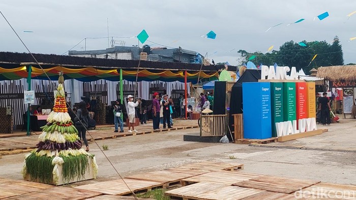 Ornamen bambu, kayu, hingga hasil bumi yang hiasi area WJF 2025, Sabtu (8/11/2025).