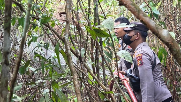 Pamapta Polres Kampar hingga TNI turun memadamkan karhutla di Kabupaten Kampar.