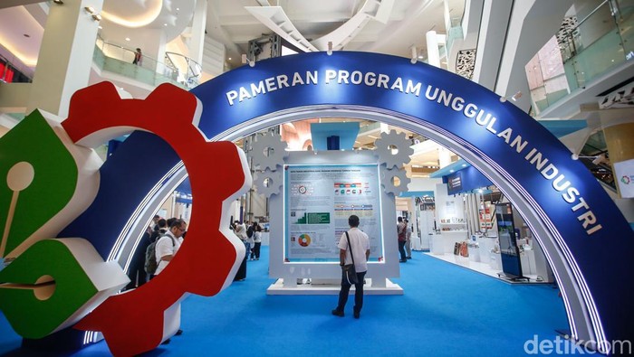 Pengunjung mencoba alat kesehatan buatan dalam negeri di Jakarta, Jumat (7/11/2025), sebagai bagian dari pameran capaian industri nasional.