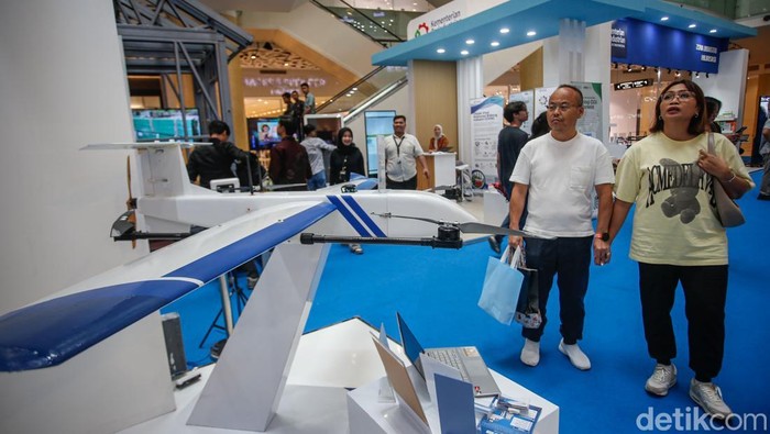 Pengunjung mencoba alat kesehatan buatan dalam negeri di Jakarta, Jumat (7/11/2025), sebagai bagian dari pameran capaian industri nasional.