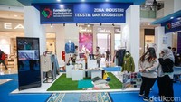 Pameran juga menghadirkan area interaktif yang memungkinkan publik merasakan inovasi sektor industri secara langsung.