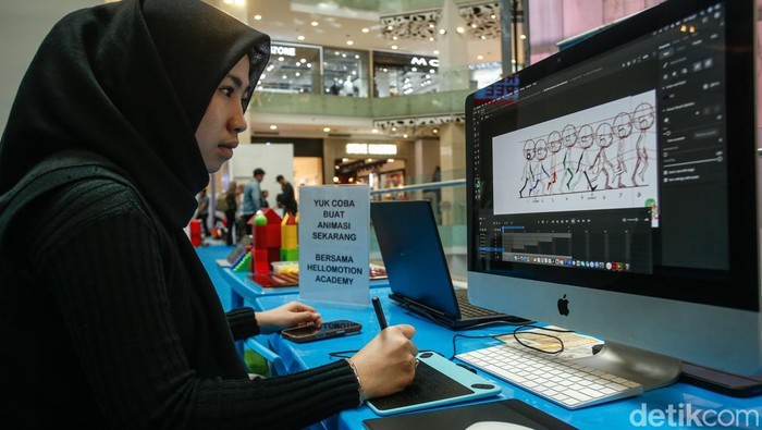 Pameran Kemenperin Tampilkan Lompatan Industri RI Pengunjung mencoba alat kesehatan buatan dalam negeri di Jakarta, Jumat (7/11/2025), sebagai bagian dari pameran capaian industri nasional.
