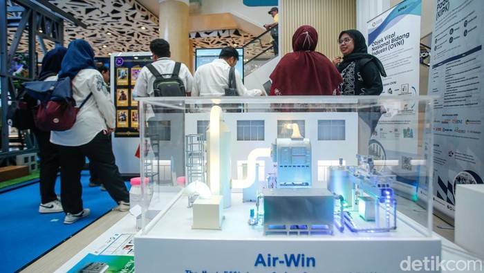 Pengunjung mencoba alat kesehatan buatan dalam negeri di Jakarta, Jumat (7/11/2025), sebagai bagian dari pameran capaian industri nasional.