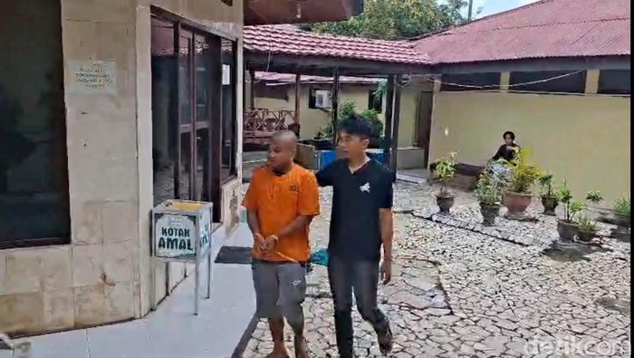 Pria berinisial CS ditangkap polisi di Pangkep setelah mencuri handphone. Residivis ini teridentifikasi saat menjual HP curiannya.