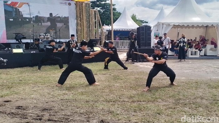 Para pesilat aliran Cimande saat Workshop Pencak Silat di West Java Festival 2025