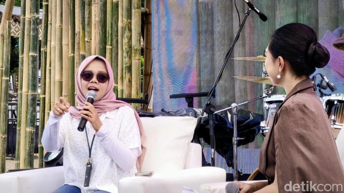 Pemasaran Unit Dana Pensiun Lembaga Keuangan (DPLK) bank bjb Fanny Atika dalam talk show bertema “Bijak Mengelola Keuangan Sejak Dini” pada acara West Java Festival 2025 di Kiara Artha Park, Kota Bandung, Sabtu (8/11/2025)
