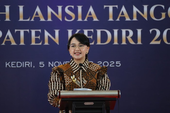 Ketua TP PKK Kediri Mewisuda Ribuan Lansia dalam Program Selantang