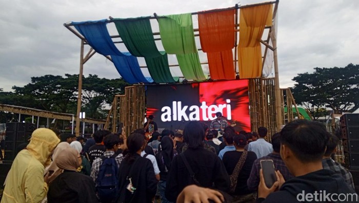 Penampilan Band Alkateri di WJF 2025.