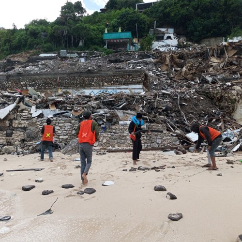 Penanganan material di Pantai Bingin, Pecatu, Badung masih dilakukan petugas lapangan di bawah Satpol PP Badung, Jumat (7/11/2025). (Dok Satpol PP)