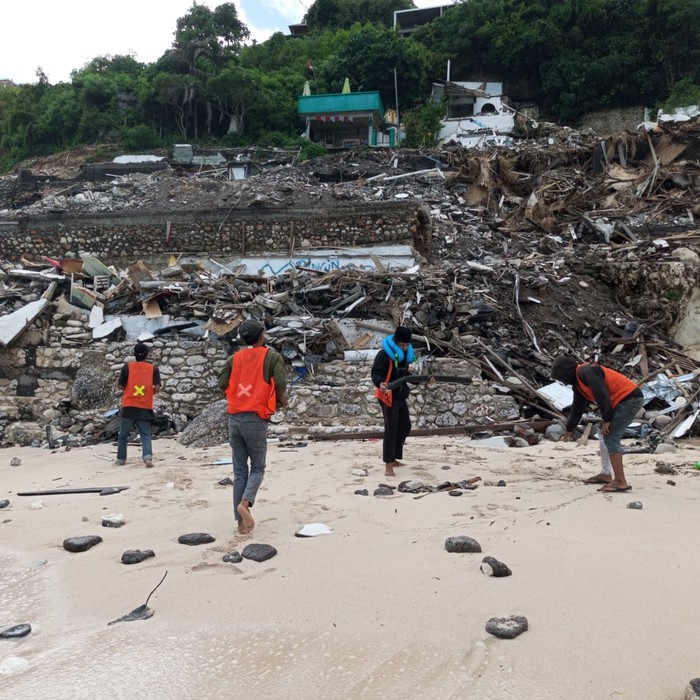 Penanganan material di Pantai Bingin, Pecatu, Badung masih dilakukan petugas lapangan di bawah Satpol PP Badung, Jumat (7/11/2025). (Dok Satpol PP)
