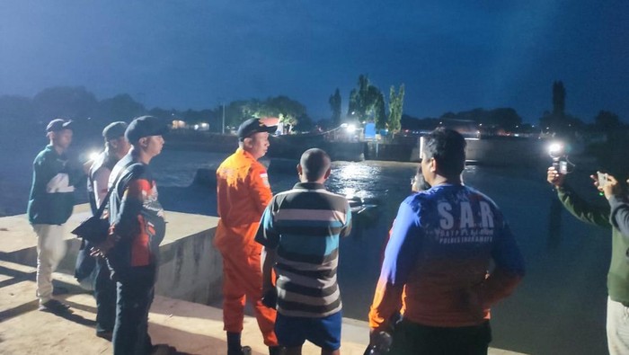 Dua Mahasiswa Polindra Hilang Terseret Arus Saat Rafting di Indramayu
