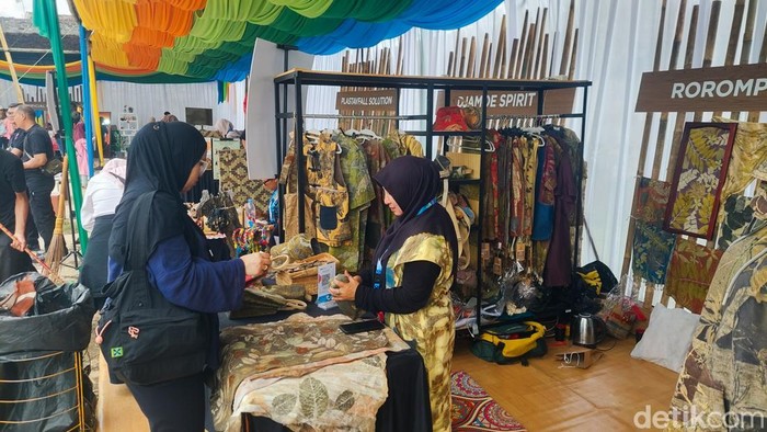 Pengunjung berburu pernak-pernik di tenan gelaran WJF 2025